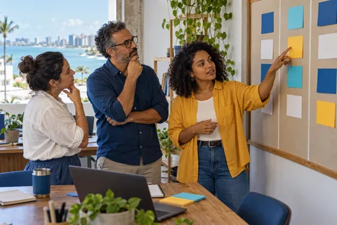 Profissionais revisam prioridades em um quadro de trabalho ágil.